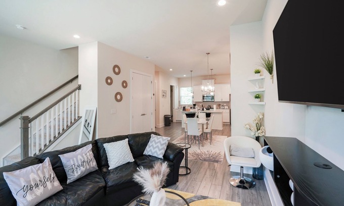 Charlotte House | Luxury 3BR Townhome Near Uptown Family-Friendly + Business Re