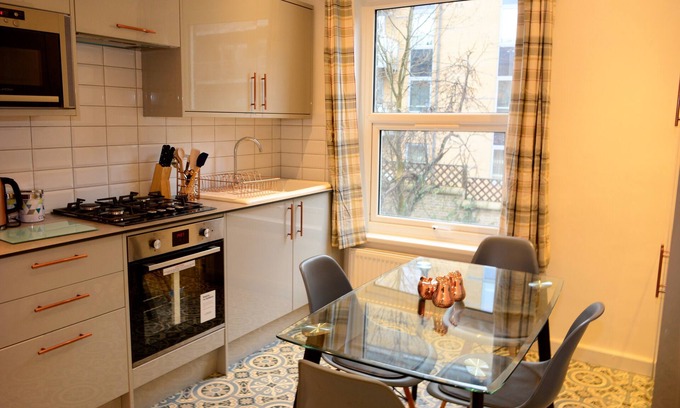 Holloway Apartment | Luxury 4/5 bed 2 bath Victorian London home