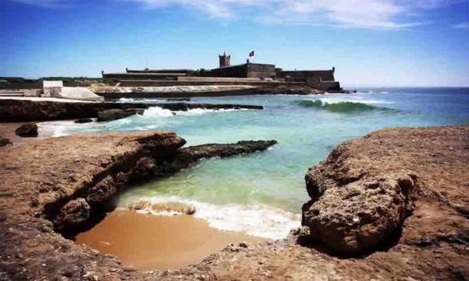 Oeiras Apartment | Luxury 4 bed apartment with Pool & Beach nearby