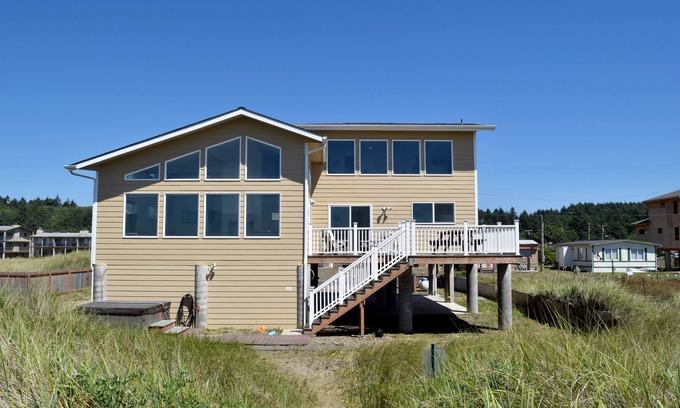 Moclips House | Luxury 4 bedroom beachfront Home Built 2013 with Hot Tub