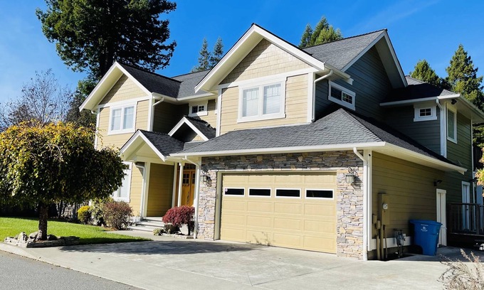 Cutten House | Luxury 4 Bedroom Home with Fireplace & Jacuzzi
