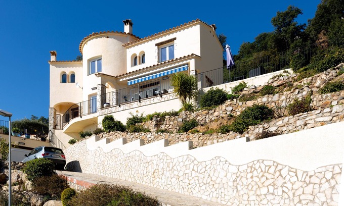 Calonge Villa | Luxury 4 Bedroom Villa With Heated Pool & Jacuzzi - Fantastic Sea Views