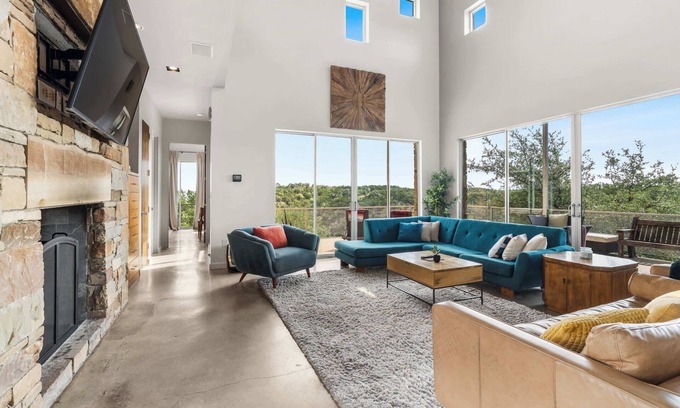 Dripping Springs House | Luxury 4BR Hilltop Retreat Hot Tub & Scenic Views