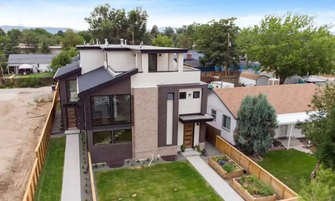 Villa Park House | Luxury 4BR Home Rooftop Fire Pit, Gourmet Kitchen, Downtown, Broncos, Red Rocks