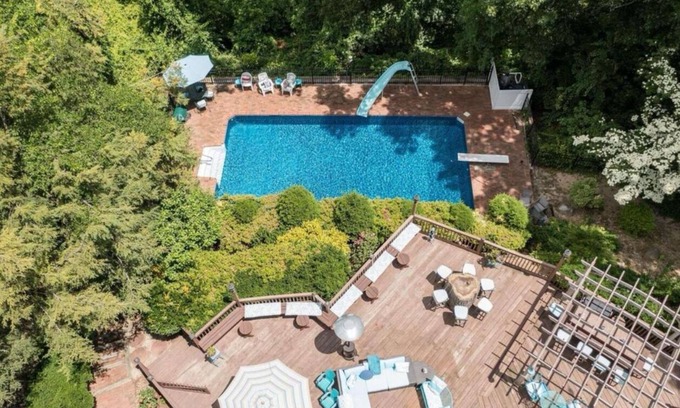 Melville House | Luxury 5-Bdrm Retreat