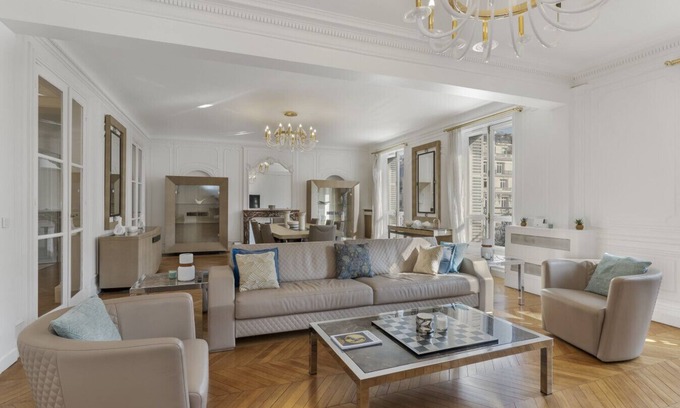 Chaillot Apartment | Luxury 5 Bed Residence - Opposite Arc de Triomphe