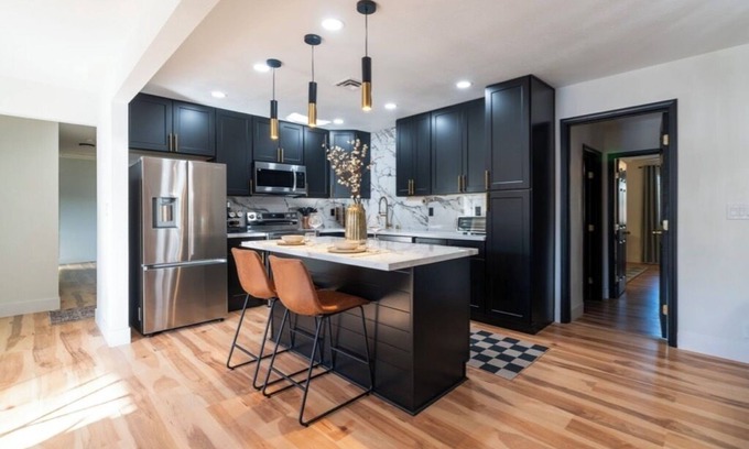 Rancho Oakey House | Luxury 5-bedroom house in historic DTLV with hot tub, peloton and record player