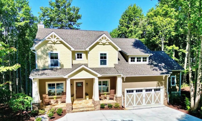 Black Mountain House | Luxury 5 bedroom, Mountain Views, Hot Tub, Game Room, Gourmet Kitchen, Hiking