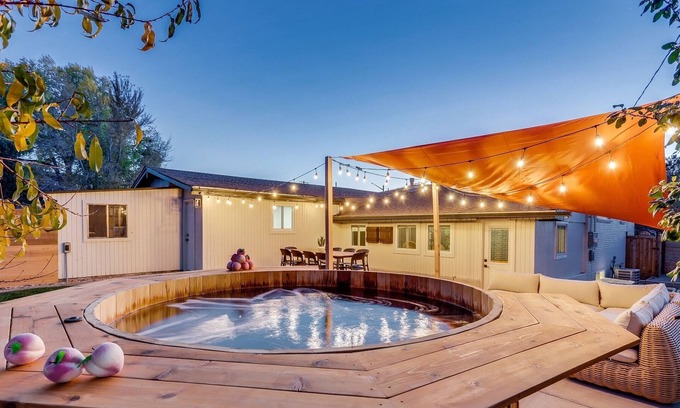 Barths House | Luxury 5 BR Retreat|10 min from DT Denver|Hot Tub