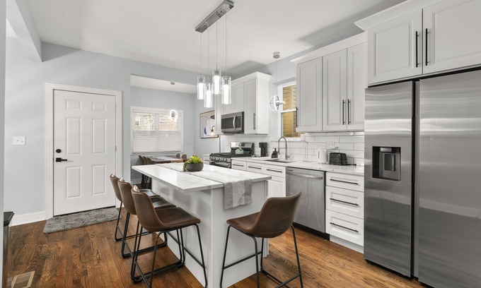 Chicago Apartment | Luxury 5Bed 2Bath Apt w/Parking