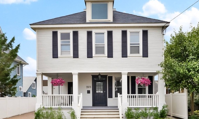Wall House | Luxury 5BR - 1 Block from Beach