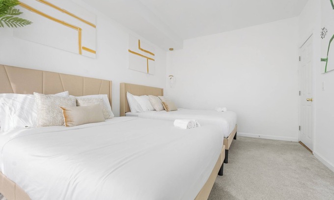 Bryn Mawr House | Luxury 5BR 2BA Spacious Home NYC Free Parking + Office