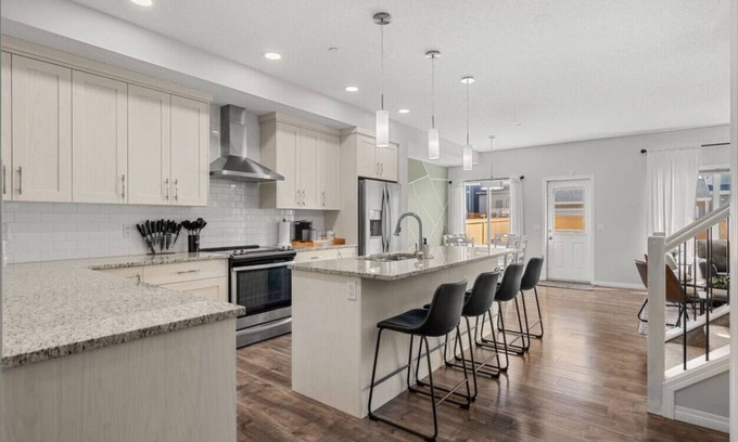 Northwest Calgary House | Luxury 5BR Sleeps 16 3 Kitchens + TVs in Rooms