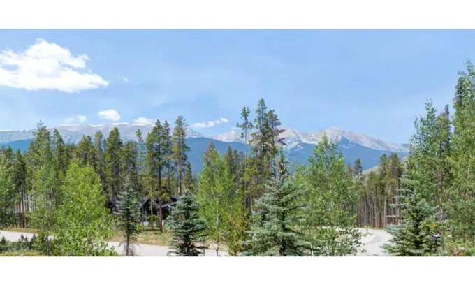 The Highlands House | Luxury 6 Bedroom Home with View, 2 firepits, close to hiking trails and gondola