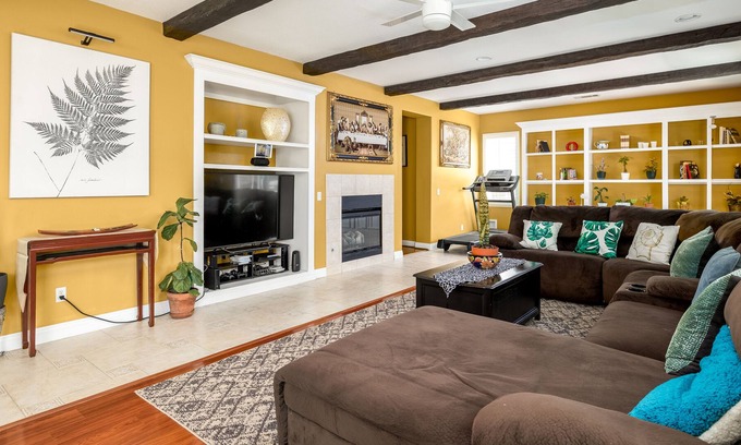 Menifee House | Luxury 6-Bedroom Home w Large 3-Cars Garage & Spacious Yard