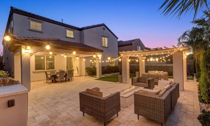 Chandler Villa | Luxury 6 BR Villa w/pool table+backyard+wfh