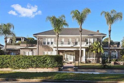 Lake Cherokee Villa | LUXURY 6000 sqft Mansion in Downtown Orlando Sleeps 12