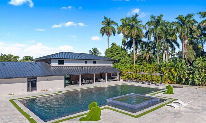 Golden Glades House | Luxury 6BR Estate w/Heated Pool & Huge Parking