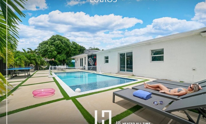 Kendale Lakes House | Luxury 7BR Retreat w/Games, Pool & Mini Golf