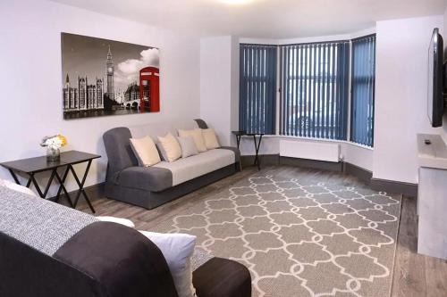 Southampton House | Luxury 8-bed 2 Bath Contractor Ready