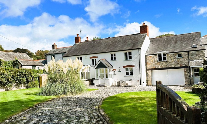 Charlestown House | Luxury and spacious family home steps away from UNESCO world heritage harbour