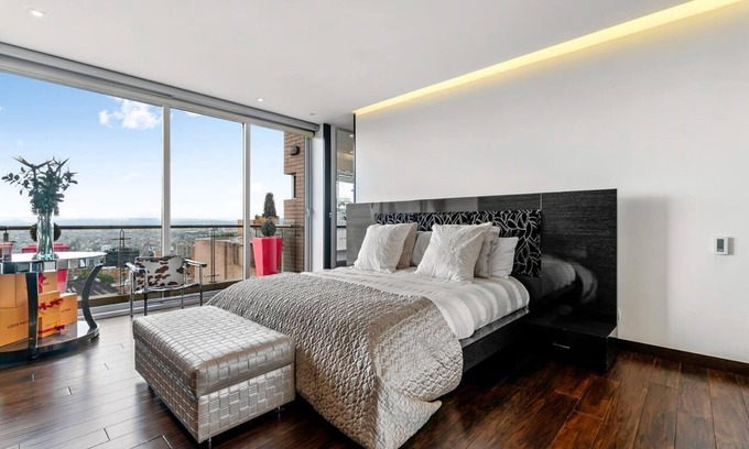 Financial District Apartment | Luxury apartment in Rosales overlooking the hills and the city