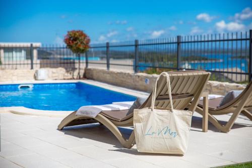 Susica Apartment | Luxury apartment La Mer with private pool and garden