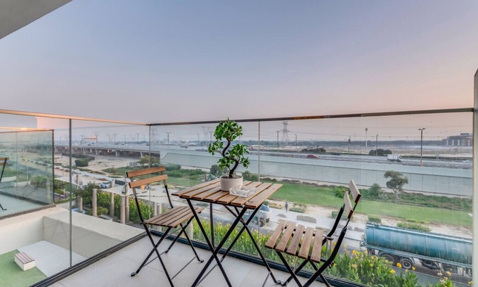 Nad Al Sheba Apartment | Luxury Apartment Pool Scenery
