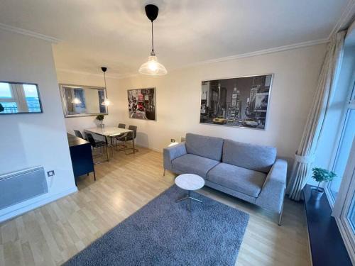 Woking Apartment | LUXURY APARTMENT, SAUNA, GYM, 24hrs Concierge