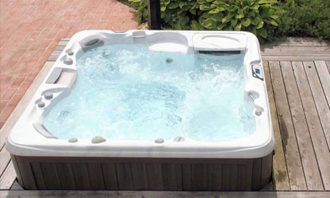 Le Val Apartment | Luxury apartment with jacuzzi.