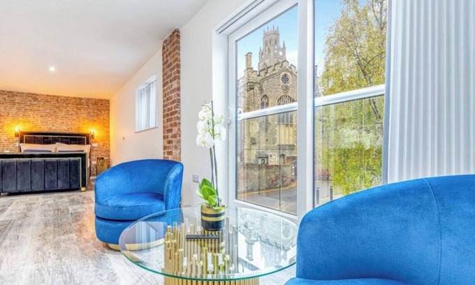 Boston Apartment | Luxury apartment with premium finishes and breathtaking view of Boston Stump.