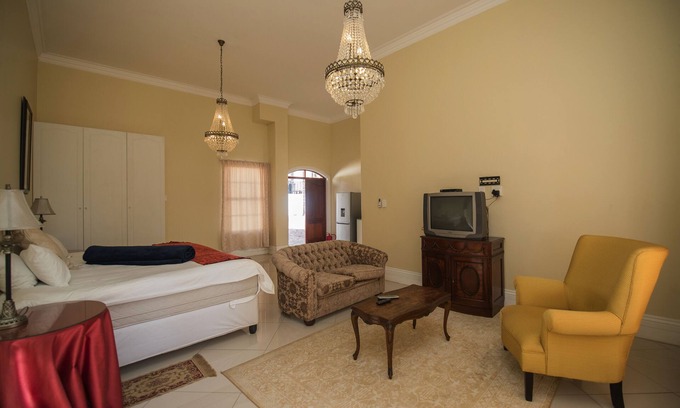 Groenkloof Apartment | Luxury Apartments In Secured Boomed area - Waterkloof. 900m from Brooklyn Mall!