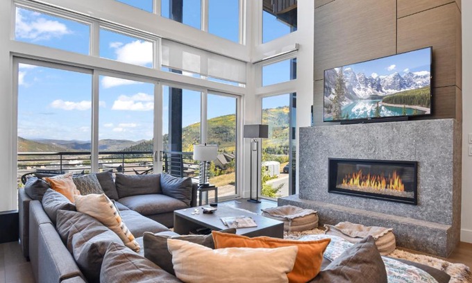 Park City House | Luxury Apex Townhome, Ski-in Ski-out, 3 King Suites, Private Hot Tub, Clubhouse amenities with Pool