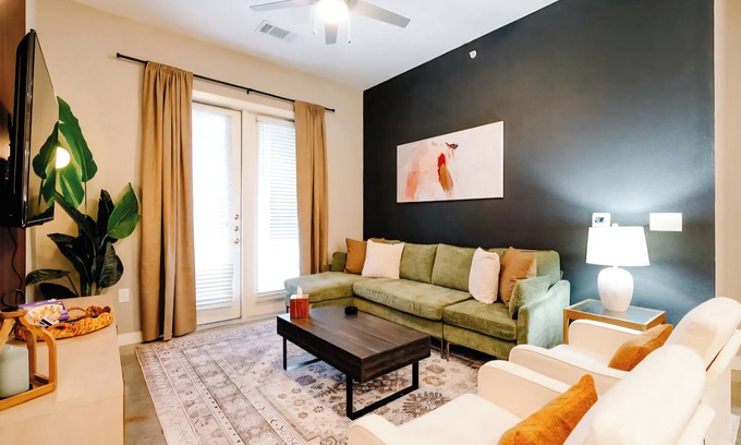 Tobin Hill Apartment | Luxury Apt Steps Away From Shopping & Dining, FREE Parking