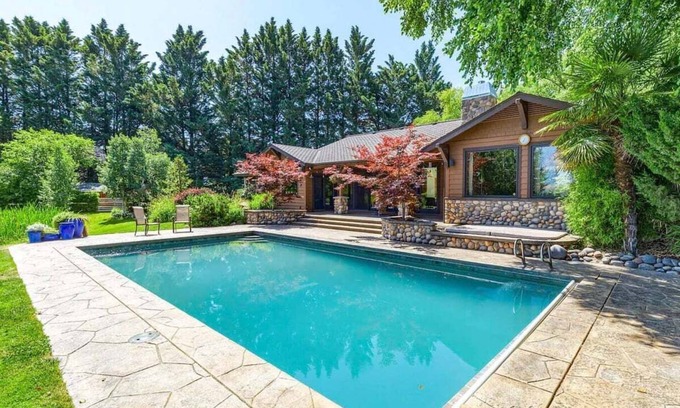 Ashland Villa | Luxury Ashland Mountain Escape: Pool, Hot Tub