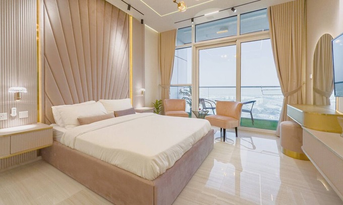 Dubai Apartment | Luxury Awaits at upgraded studio with Golf Course views