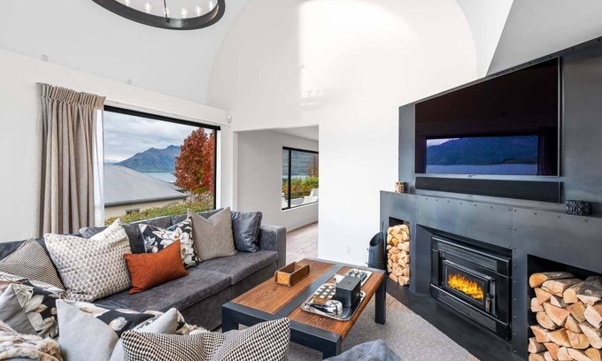 Queenstown House | Luxury Away - Karearea - Hot Tub-Free Parking-BBQ