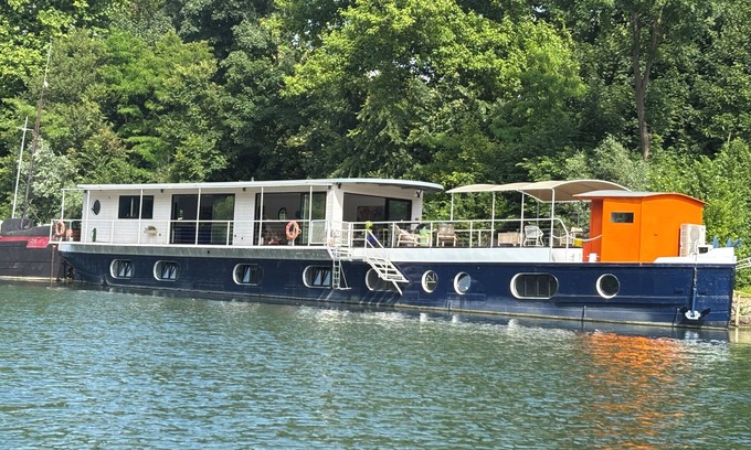 Quartier de la Muette Boat Rental | Luxury barge in Bagatelle park