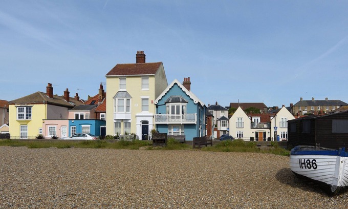 Aldeburgh House | Luxury beach front property with uninterrupted sea views.
