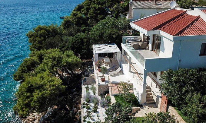 Okrug Donji Villa | Luxury Beachfront Villa Lucinda with private sea deck right by the sea on Ciovo - Okrug Donji