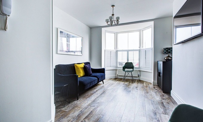 Margate Apartment | Luxury Beachside Apt | Sea View | Old Town Bars & Dining | Near Dreamland