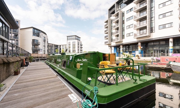 Tollcross Boat Rental | Luxury Boat, Floating Barge Accommodation
