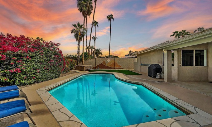 Raskin Estates House | Luxury Boho Getaway - Perfect for Groups! Game Room, Putting Green & Pool!