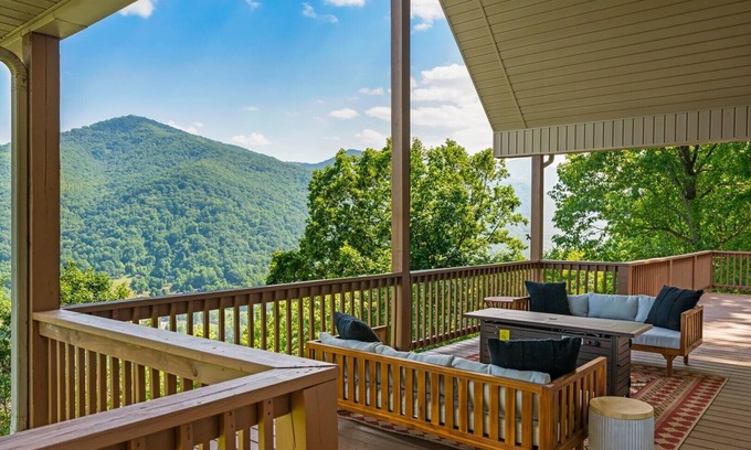 Maggie Valley House | Luxury BoHo/Rustic 5 BR, 4 1/2 BA, 3 FPLC, 2 Fire Tables, Hot Tub