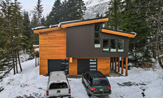 Alyeska House | Luxury brand new 4 Bed 5 Bath modern comtempary home