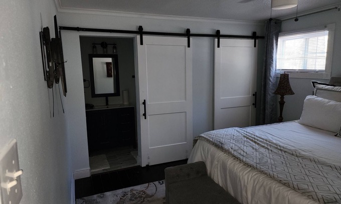 Biloxi Cottage | Luxury Bungalow close to the Beaches, Entertainment & Casinos.