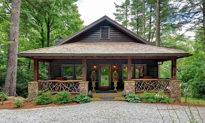 Highlands Cabin | Luxury Cabin, Big Screened Porch w/Wood Fireplace, Quiet NBRHD, Mins to Main St!