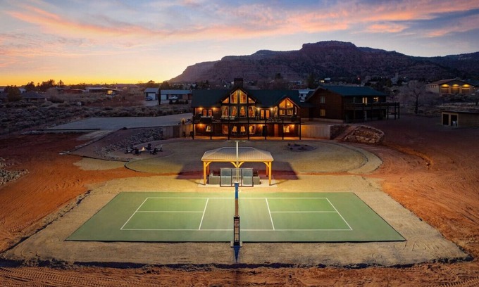 Kanab Cabin | Luxury Cabin: Hot Tub, Firepit, Pickleball, Views!