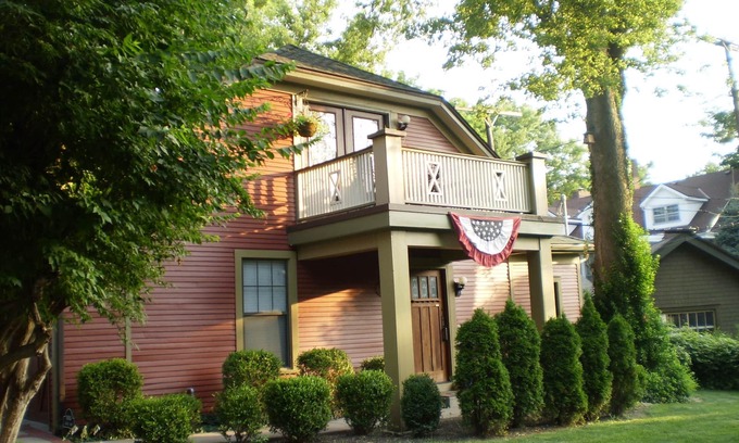 Central Hyde Park Cottage | LUXURY CarriageHouse 2 BR-2 BA Apt,Garage of Off-StreetParking,Levl 2 EV Charger