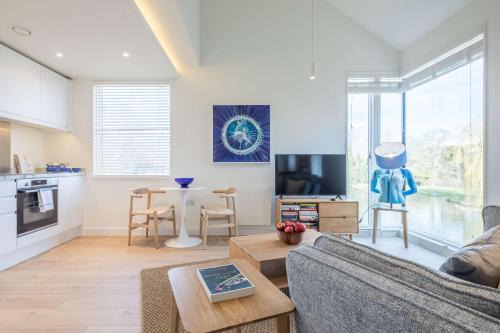 Cambridge City Centre Apartment | Luxury Central Apt - Riverside Views & Parking